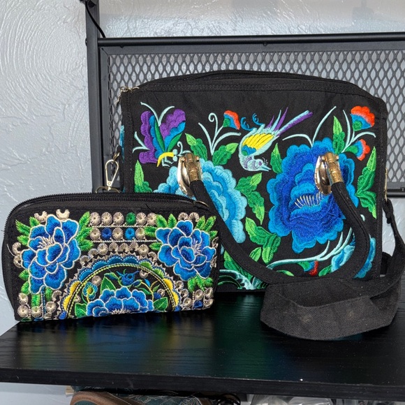 Handbags - Embroidered Floral Black Handbag